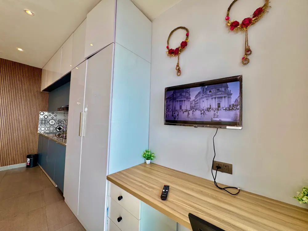Eleve 31 bedroom with wall-mounted smart TV and river-facing window